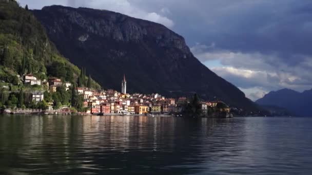Casas antigas coloridas da cidade de Varenna contra o fundo das montanhas. Lago de Como, Itália - Filmagem, Vídeo