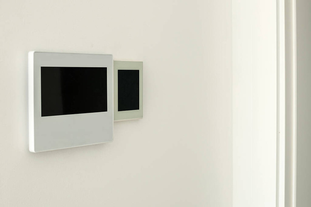 Inteligentní obrazovka s chytrými domácími aplikacemi na zdi. Inteligentní domácí koncept.  - Fotografie, Obrázek
