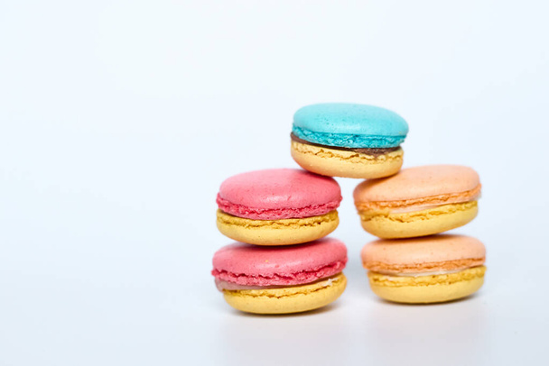 Macaroons lie on a white background, Macaroons on a white background - Foto, immagini