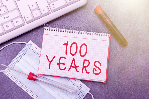 Käsinkirjoitusmerkki 100 vuotta. Business yleiskatsaus Muistetaan erityinen päivä on 100 vuotta olemassa Kirjoittaminen Medical Notes Tieteelliset tutkimukset ja hoitosuunnitelmat - Valokuva, kuva