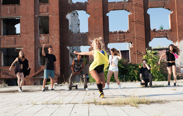 Ulica tancerką energicznych młodych hip hop - Zdjęcie, obraz