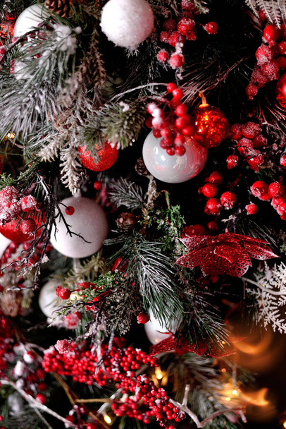 Kırmızı iç döşemeli Noel ağacı süslemeleri. Mutlu yıllar! Yeni Yıl Ağacı. - Fotoğraf, Görsel