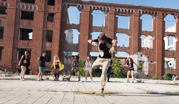 Enérgica joven bailarina callejera de hip hop
 - Foto, imagen