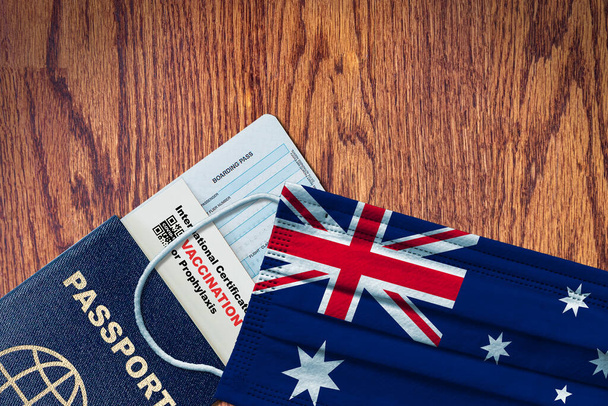 Avustralya pasaportu, geçiş kartı, Avustralya bayraklı yüz maskesi ve COVID-19 aşısı sertifikasıyla yeni normal seyahat. Kopya alanı olan aşı pasaport kavramı. - Fotoğraf, Görsel
