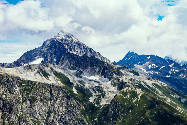 The Caucasus Mountains. Mountain peaks in summer - Foto, afbeelding