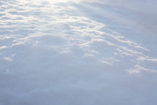 Fondo de textura fresca de nieve en tono azul y luz solar. - Foto, Imagen