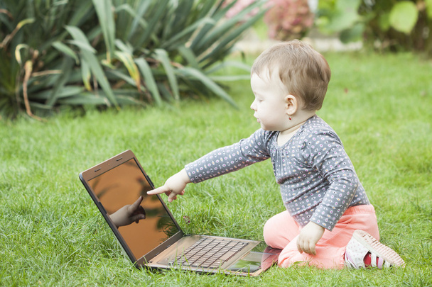 Cute baby girl using a laptop - Foto, immagini