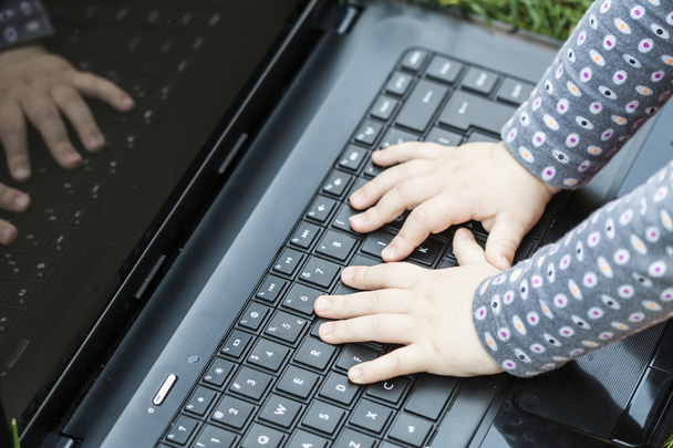 Child's hands on the laptop - Foto, Bild