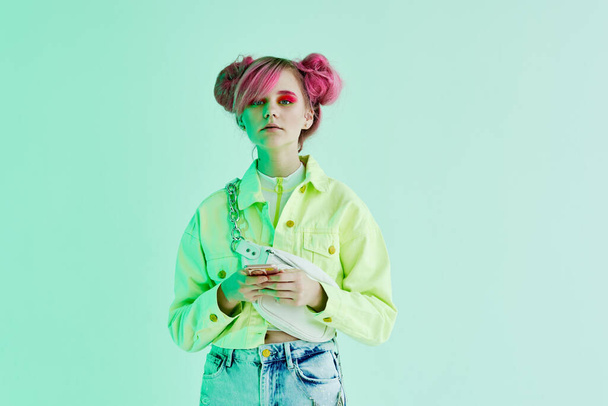mujer hipster en ropa juvenil collage estilo de vida diseño divertido - Foto, imagen