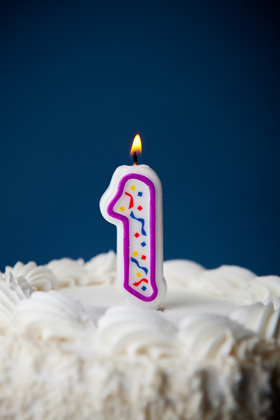 Cake: cake van de kindverjaardag met kaarsen voor 1e verjaardag - Foto, afbeelding