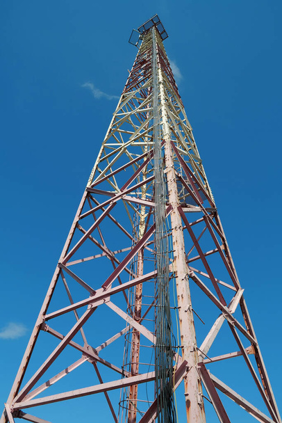 Mavi arka planda büyük metal kule - Fotoğraf, Görsel