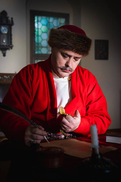 Portrét muže ve středověkém kostýmu. Retro styl a historické oblečení koncepty. Móda ukrajinských mužů 18. století - Fotografie, Obrázek