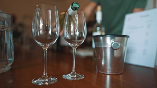 Sommelier nalévá sklenici vína na ochutnávku. - Záběry, video
