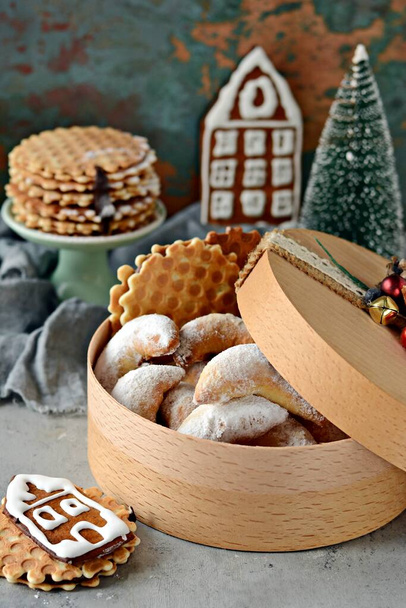 Scatola regalo di biscotti di Natale su uno sfondo festivo. Atmosfera natalizia. Casa di pan di zenzero. - Foto, immagini