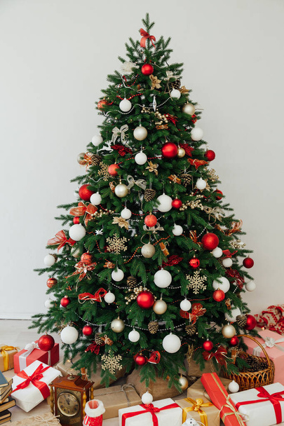 φως γιρλάντα χριστουγεννιάτικο δέντρο με δώρα το νέο έτος 2022 - Φωτογραφία, εικόνα