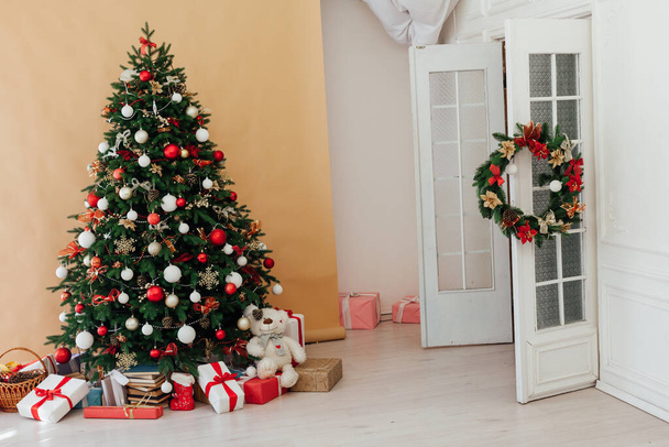 φως γιρλάντα χριστουγεννιάτικο δέντρο με δώρα το νέο έτος - Φωτογραφία, εικόνα