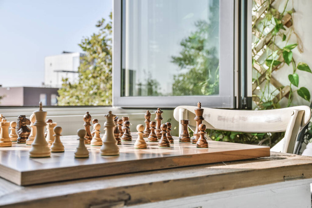 Tablica szachowa na stole - Zdjęcie, obraz