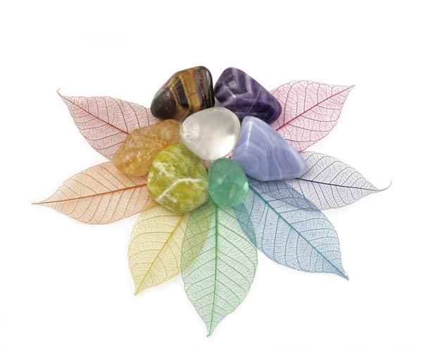 heilende Chakra-Kristalle auf Blättern - Foto, Bild