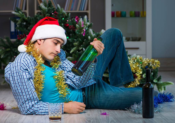 Ο άνθρωπος γιορτάζει τα Χριστούγεννα μόνος στο σπίτι - Φωτογραφία, εικόνα