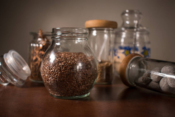 Diferentes especias en algunas botellas de vidrio en una mesa  - Foto, Imagen