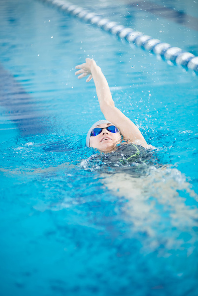 Girl in swimming back crawl stroke style - Fotoğraf, Görsel