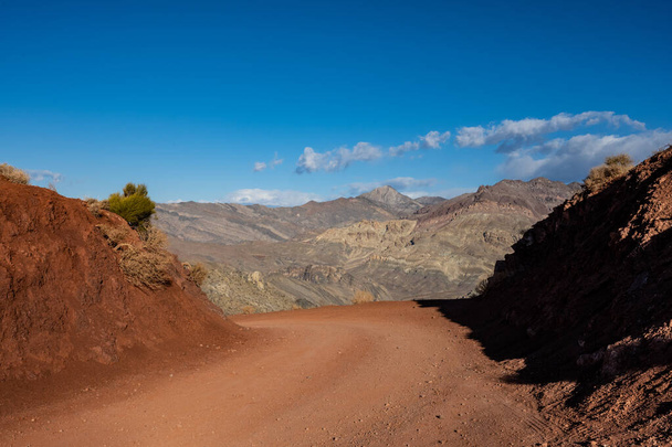Titus Canyon Road atravesando el paso rojo en Death Valley Wilderness - Foto, Imagen