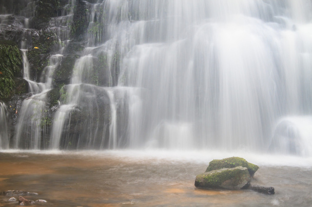 waterval en rotsen bedekt met mos - Foto, afbeelding