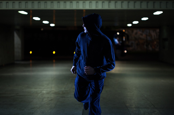 Mugger running in the underpass - Foto, afbeelding
