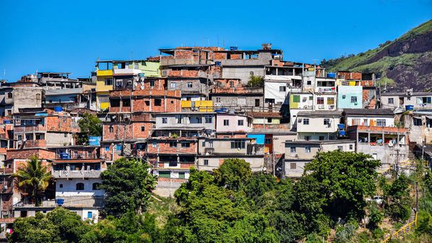Le comunità conosciute come favela sono aree urbane caratterizzate da abitazioni precarie e infrastrutture urbane povere. Essi sono considerati una conseguenza della scarsa distribuzione del reddito del paese e del deficit abitativo. Foto scattata a Rio de Janeiro, Brasile. - Foto, immagini