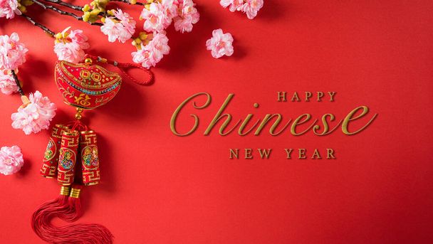 Chiński Nowy Rok dekoracje festiwalowe wykonane z chińskiego symbolu szczęścia i kwiat śliwki na czerwonym tle. Płaski układ, widok z góry z przestrzenią. - Zdjęcie, obraz