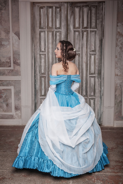 Schöne Frau im blauen mittelalterlichen Kleid  - Foto, Bild