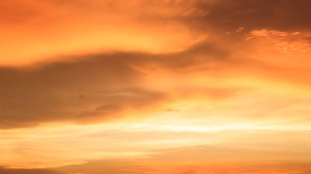 Tło pomarańczowego nieba i chmur z zachodem słońca wieczorem w okresie letnim, gdy z pustym miejscu kopii, pokazując o środowisku, koncepcja klimatu - Zdjęcie, obraz