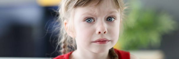 Muotokuva pieni emotionaalinen tyttö pensively peloissaan katsoa lähikuva - Valokuva, kuva