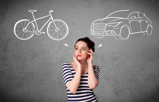 vrouw maken van een keuze tussen fiets of auto - Foto, afbeelding