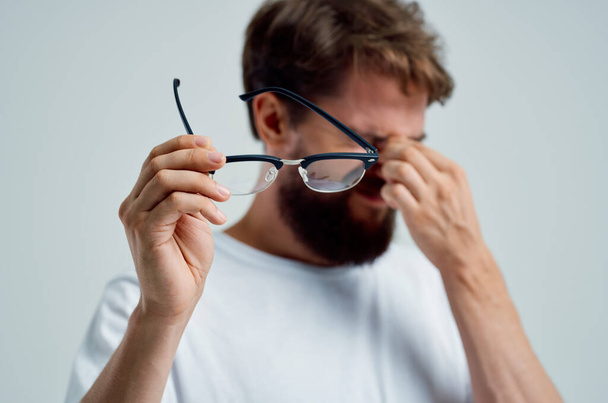 бородатий чоловік з поганим зором проблеми зі здоров'ям крупним планом
 - Фото, зображення