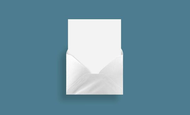 Κενό λευκό φάκελο απομονωμένο φόντο που διοργανώνεται για το σχέδιο μακιγιαρίσματος - Φωτογραφία, εικόνα