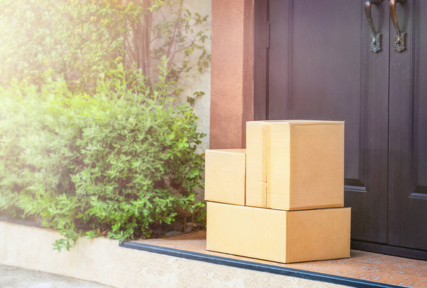 Cardboard boxes on the doorstep home delivery - Foto, Imagem