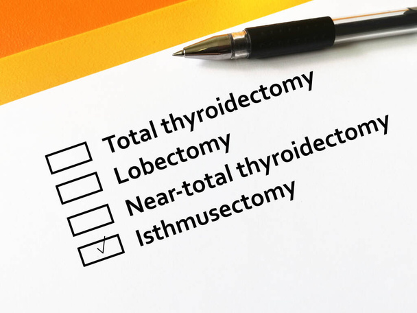 Eine Person beantwortet Fragen zur Schilddrüsenpathologie. Die Person entscheidet sich für die Isthmusektomie. - Foto, Bild