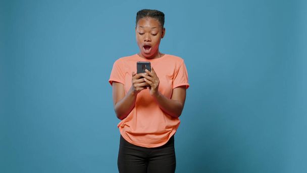Žena číst zprávy na smartphone a být šokován - Fotografie, Obrázek