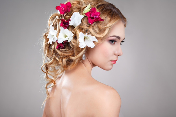 Beautiful girl with flowers in hair - Fotoğraf, Görsel