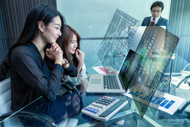 Grupa Azjatyckich Biznesmenów w luźnym garniturze pracuje z laptopem technologicznym pokazującym informacje giełdowe i graphin Trading nowoczesnego biura, ludzie koncepcja grupy biznesowej - Zdjęcie, obraz