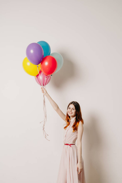 wesoła kobieta w sukience z kolorowych balonów - Zdjęcie, obraz