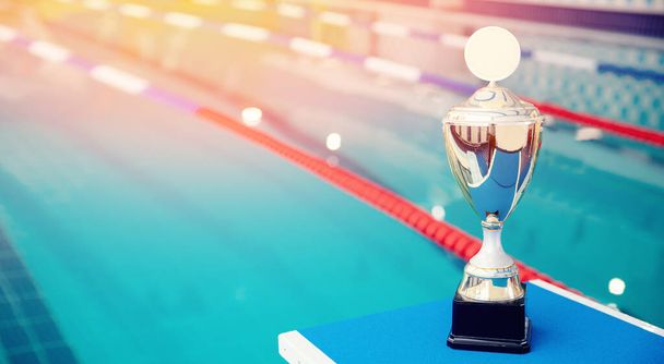 Troféu de ouro com fundo borrado de piscina, conceito banner prêmio nadador - Foto, Imagem