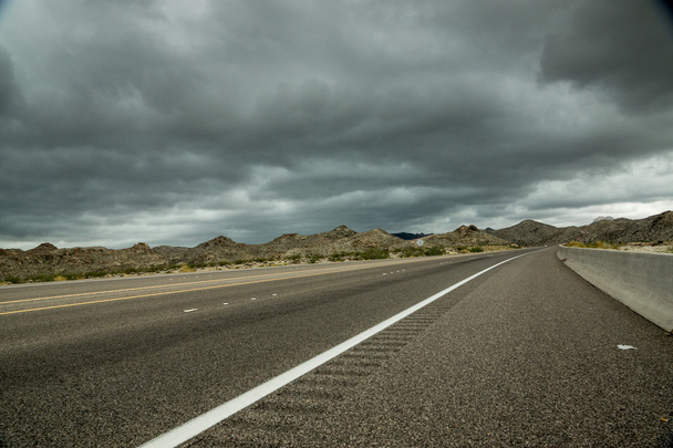 donkere wolken, woestijn snelweg - Foto, afbeelding