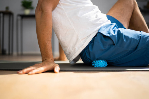 Glutes Trigger Point Massage Using Spiky Ball Myofascial Release - Foto, Imagen