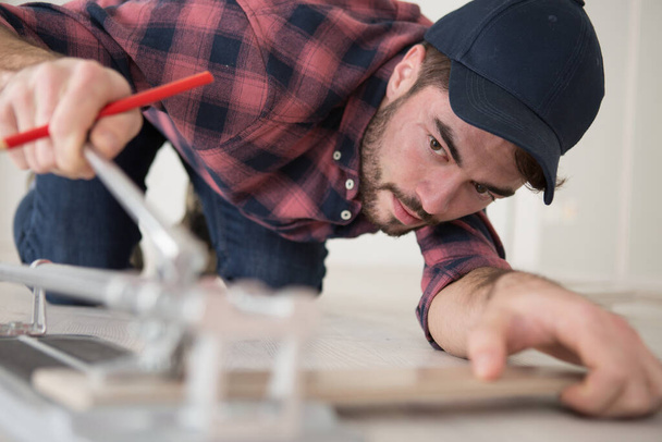 close-up of a man cutting ceramic tiles with handy machine - Fotografie, Obrázek
