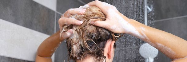 Mulher lavando seu cabelo com xampu no chuveiro vista traseira - Foto, Imagem