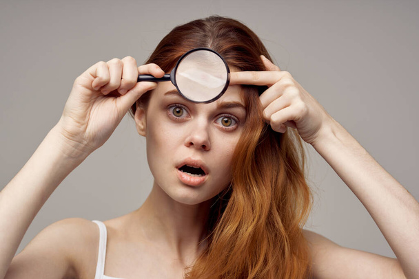 femme rousse cosmétologie soins de la peau puberté fond isolé - Photo, image