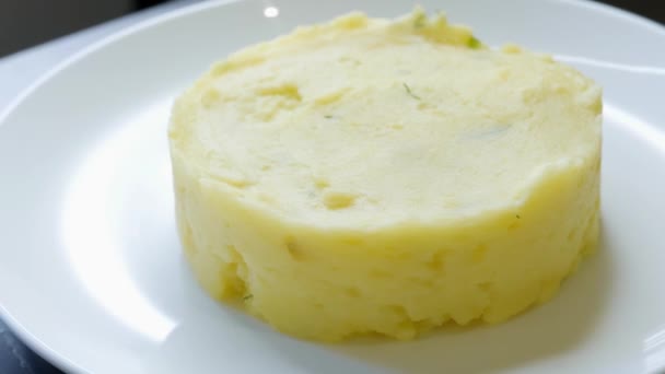 Kartoffelbrei auf einem Teller in einem Restaurant bereit für das Mittagessen - Filmmaterial, Video