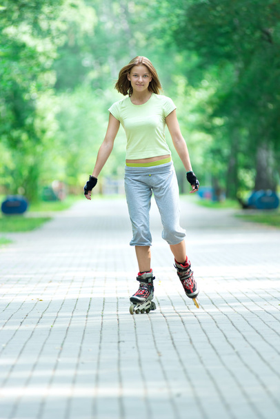 Sporty girl in park on inline skate - Zdjęcie, obraz